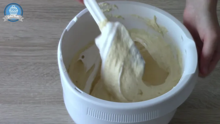 Teig in eine Springform oder auf ein Backblech geben (189.12). Bei 180°C Ober-/Unterhitze 25-30 Minuten backen (212.28). Stäbchenprobe machen (221.579).