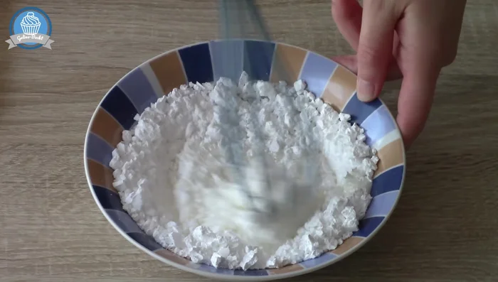 Puderzucker mit Zitronensaft verrühren (233.95).