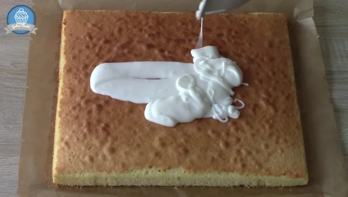 Zitronenglasur auf den abgekühlten Kuchen geben (251.14).