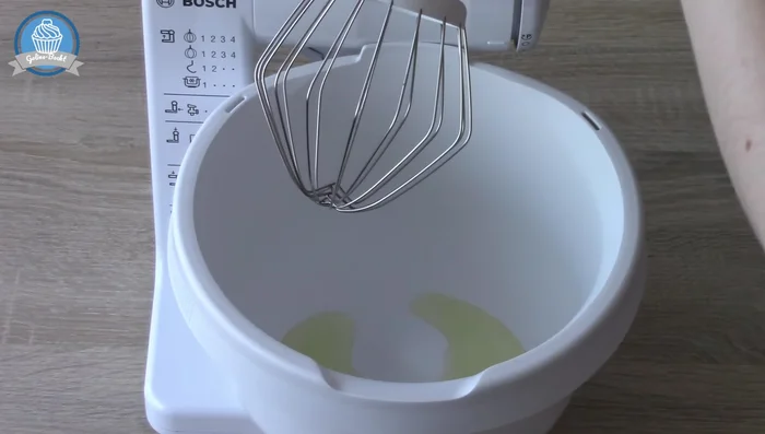 Eiweiß mit einer Prise Salz steif schlagen (44.78). Die Hälfte des Zuckers langsam einrieseln lassen (58.35).