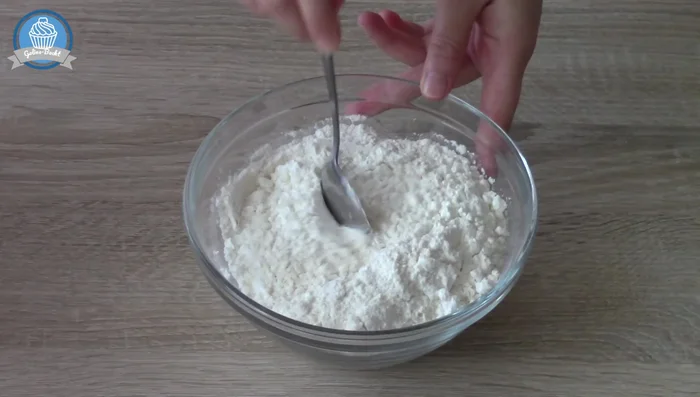 Mehl, Speisestärke und Backpulver vermischen (77.66). Trockene Zutaten löffelweise unter den Teig heben (151.709).