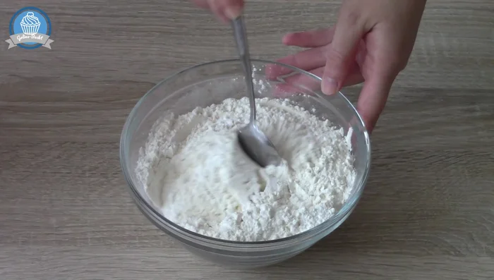 Butter mit der anderen Hälfte des Zuckers cremig schlagen (99.54). Eigelb nach und nach unterrühren (119.27). Optional: Saft von ½ Zitrone hinzufügen (139.9).