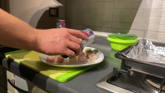 Gewürzmischungen (z.B. Geflügelsalz, Kräutermischung mit Knoblauch und Pfeffer) auf die Filets geben.