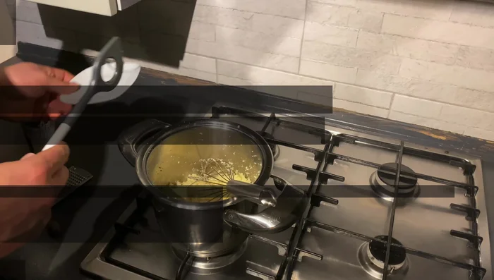 Kartoffeln kochen, passieren und mit Muskatnuss, Butter, Salz und Milch verrühren.