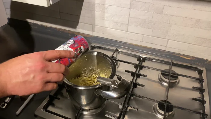 Für die Hollandaise: Zitronensaft, Eigelb, Knoblauch, Senf, Wasser, Agavensirup und Geflügelsalz verrühren und über dem Wasserbad schaumig schlagen (alternativ bei kleiner Flamme).