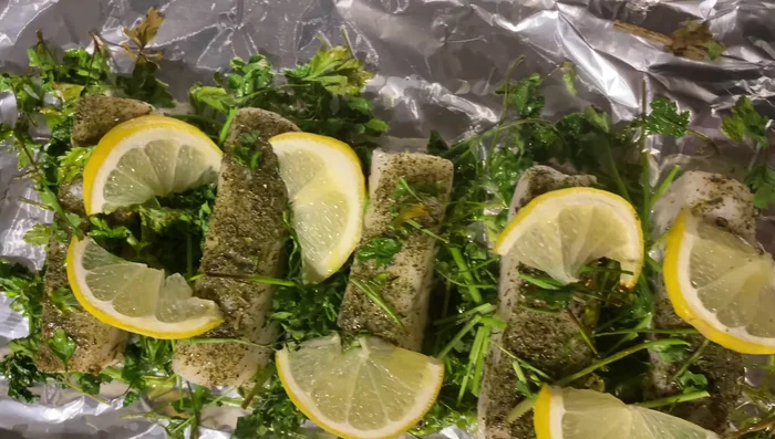 Anrichten: Kartoffelpüree auf den Teller geben, Seehechtfilet daraufsetzen und mit Hollandaise beträufeln. Frühlingszwiebeln als Garnitur hinzufügen.