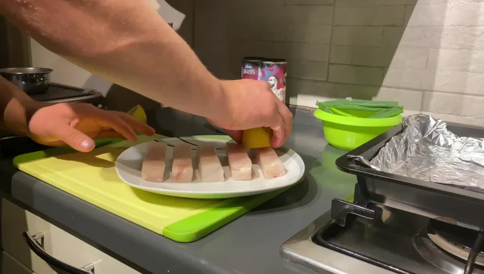 Seehechtfilets auf beiden Seiten mit Zitronensaft marinieren.