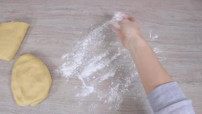 Teig auf bemehlter Arbeitsfläche ca. 0,5 cm dick ausrollen.