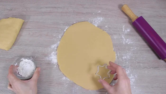 Plätzchen ausstechen (Formen zwischendurch in Mehl tauchen).