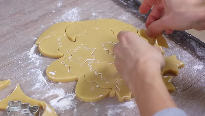 Plätzchen auf mit Backpapier ausgelegtes Backblech legen.