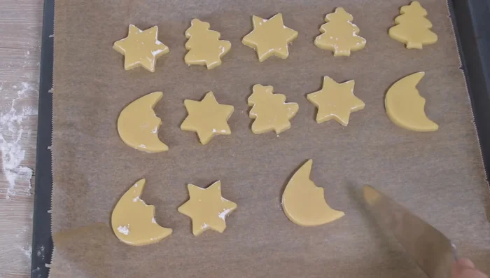 Plätzchen mit Milch abstreichen.