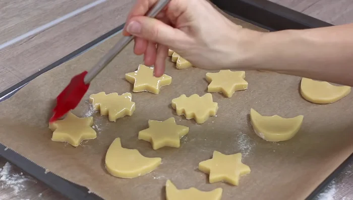 Bei 180°C (Ober-/Unterhitze) 10-12 Minuten backen.