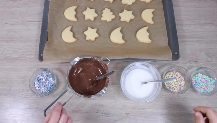 Plätzchen komplett auskühlen lassen.