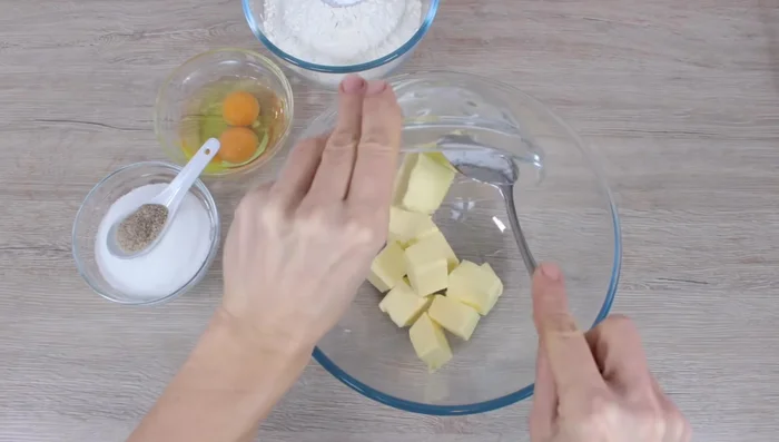 Butter, Zucker und Vanillezucker cremig rühren.