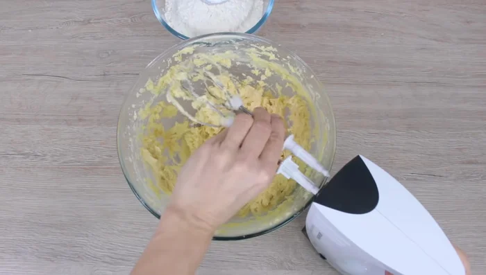 Backpulver mit Mehl vermischen.