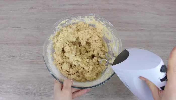 Teig mit den Händen zu einem geschmeidigen Teig verkneten.