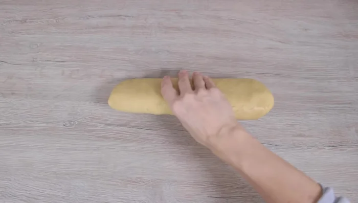 Teighälfte entnehmen und erneut durchkneten.