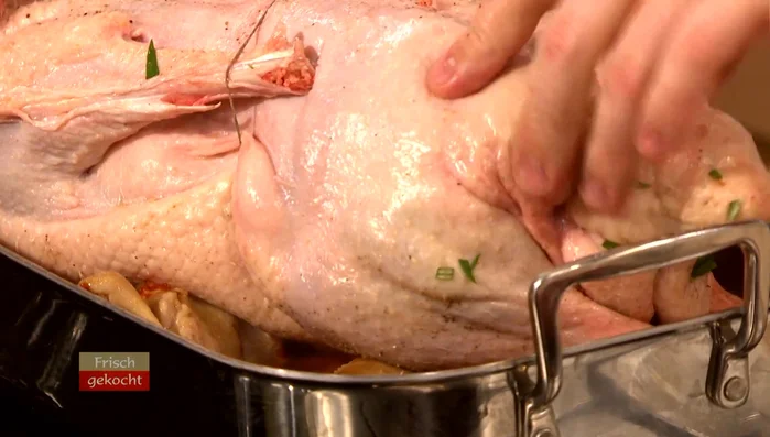 Gans (Keulenseite nach unten) in den Bräter legen. Backofen auf 150°C vorheizen und 3-3,5 Stunden garen. Dabei wenden und mit dem Bratensaft begießen.