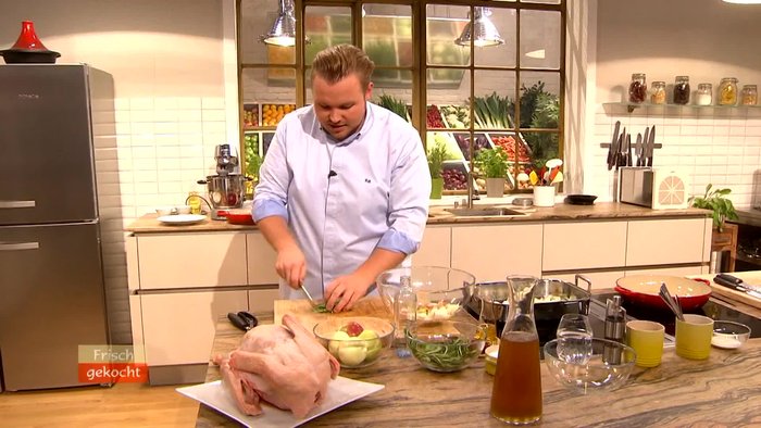 Äpfel und Zwiebeln grob schneiden. Einen Teil mit Beifuß, Salz und Pfeffer vermengen.