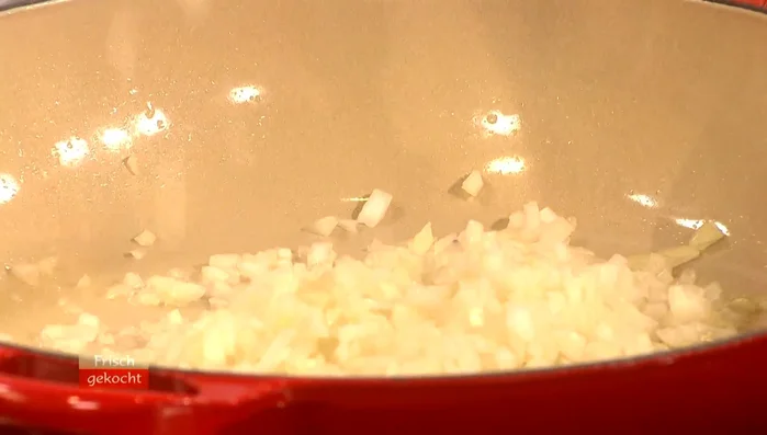 Zwiebeln in Gänsefett anbraten, mit Zucker karamellisieren. Quitten und Rotkraut zugeben.