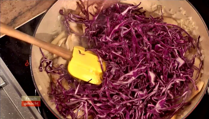 Mit Essig, Rotwein und Portwein ablöschen, etwas einkochen lassen. Orangensaft, Zitronensaft und Preiselbeeren zugeben. Mit Honig und Salz abschmecken und weich dünsten.