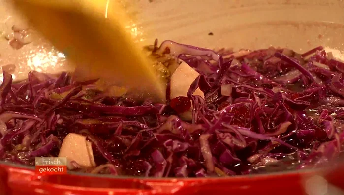 Vor dem Servieren noch einige Minuten ziehen lassen.