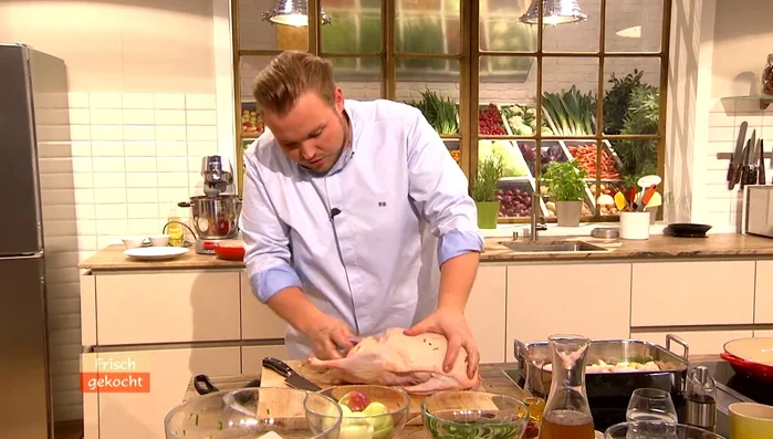 Eine Glasflasche in die Gans stecken (Hals nach vorne). Mit Küchengarn zusammenbinden.