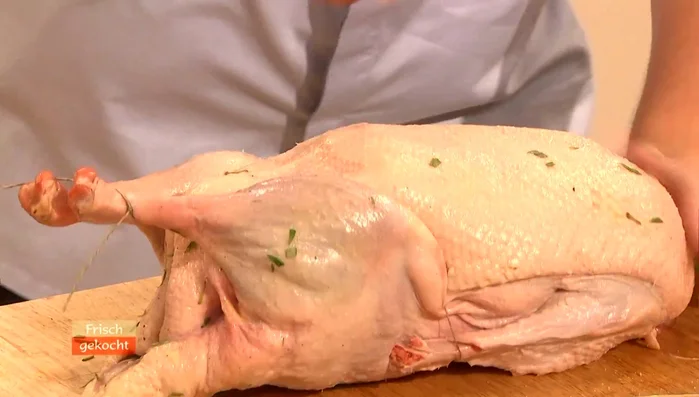 Gans mit Salz und Pfeffer einreiben.