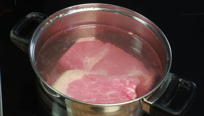 Rindfleisch mit Wasser, Lorbeerblättern, Pfefferkörnern und Salz in einem Topf zugedeckt ca. 2 Stunden kochen. (64.43)