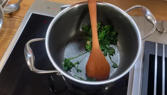 Spiegelei in der Pfanne braten (165.39)