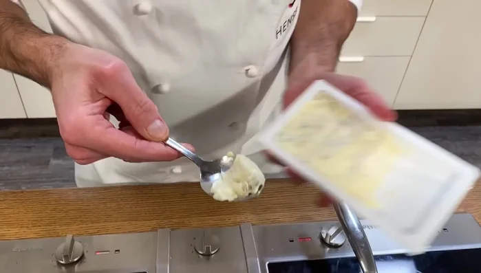 Gorgonzola Dolce zum Spinat geben (181.209)