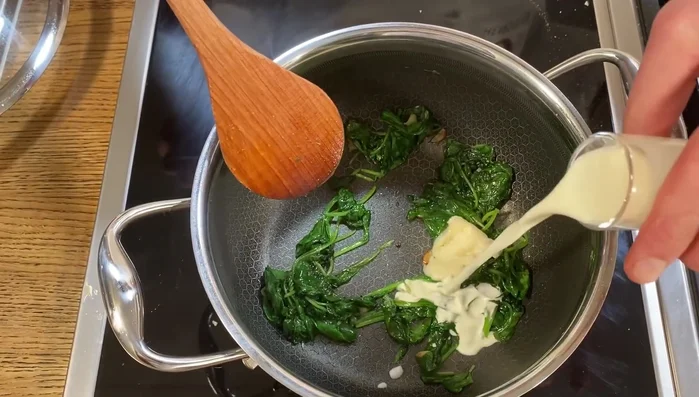 Sahne hinzufügen und köcheln lassen, bis der Käse geschmolzen ist (198.389)