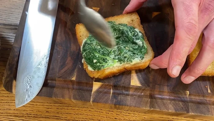 Rahmspinat auf das Toastbrot geben (354.51)