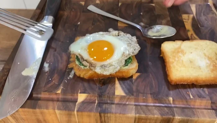 Spiegelei auf den Rahmspinat legen (377.81)