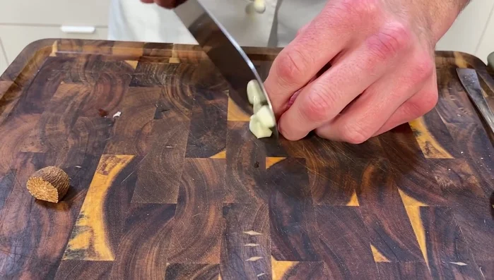 Knoblauch schälen und fein hacken (42.2)