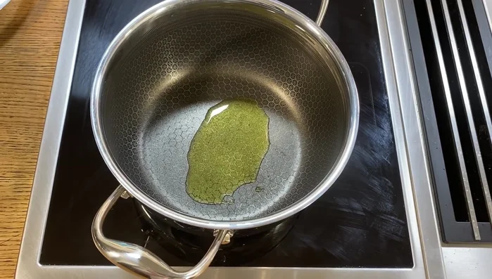 Olivenöl in die Pfanne geben und Knoblauch darin anrösten (48.98)