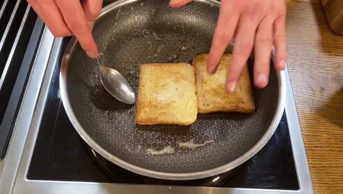 Toastbrot in der Butter leicht anrösten (70.409)