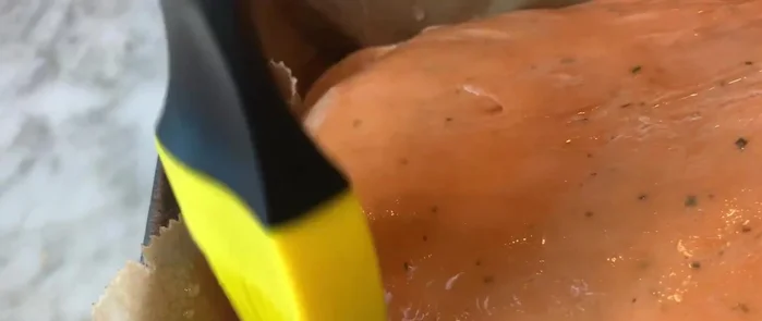 Den Teig einschneiden.