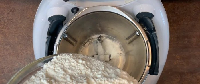 Weizenmehl in eine Schüssel geben.