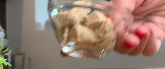 Passierte Tomaten, Hefe, Olivenöl, Salz, Zucker, Basilikum und Oregano hinzufügen.