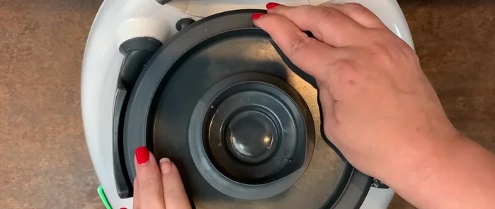 Alle Zutaten gut verkneten und vermischen.