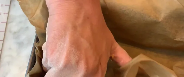 Die Teigwurst in eine Kuchenform geben.