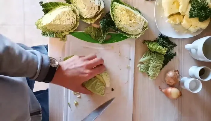 Wirsing putzen, klein schneiden und in kochendem Wasser weich kochen.