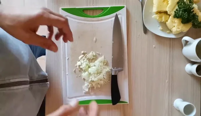 Stärke mit Wasser anrühren und die Soße damit binden.