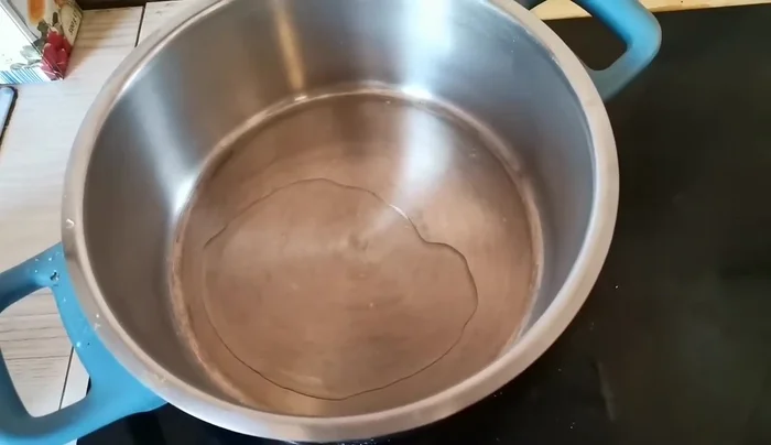 Zwiebeln andünsten.