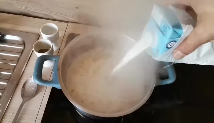 Wirsing zu den Zwiebeln geben, mit Salz und Pfeffer würzen.