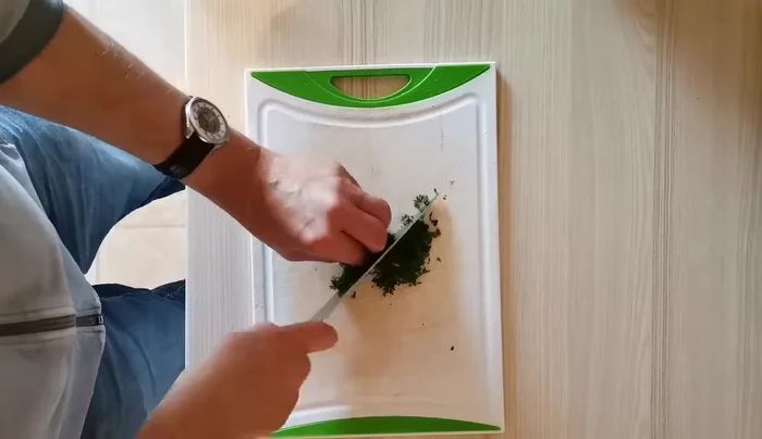 Petersilie fein hacken.