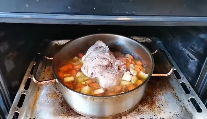 Schweinebraten nach ca. 1 Stunde wenden.