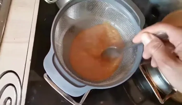 Soße mit Sojasauce oder Zuckercouleur (optional) dunkel einfärben.