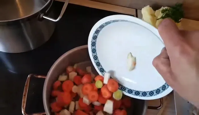 Restgemüse und Zwiebeln hinzufügen. Mit Wasser und Milch ablöschen.